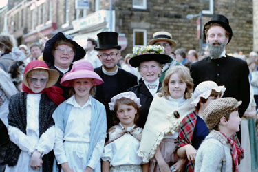 Centenary of building of Union Road Bridge when many townspeople dressed in Victorian costumes.
